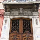 Foto 9. Ritorniamo ora in Corso Cavour, dove sotto il ponte XX Settembre al numero 208 un palazzo dal prospetto rosso pompeiano ci colpisce per le sue decorazioni di ispirazione egiziana [foto di Gennaro Gargiulo]